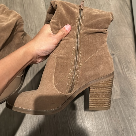 Heeled High thigh Boots - Picture 3 of 4